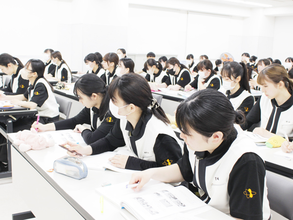 講義で基礎を学びます♪